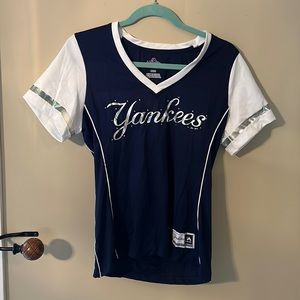 NY Yankees V-NECK Tee | Medium